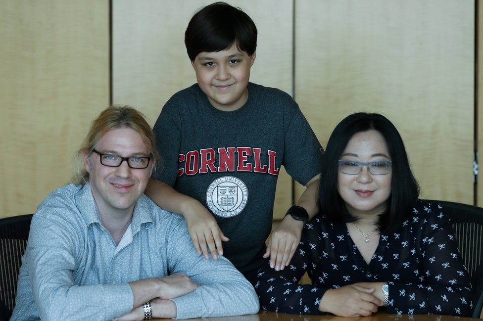 Jeremy Shuler y sus padres.