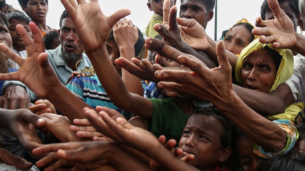 لاجئون من الروهينجا يطلبون المساعدات قرب حدود بنغلاديش