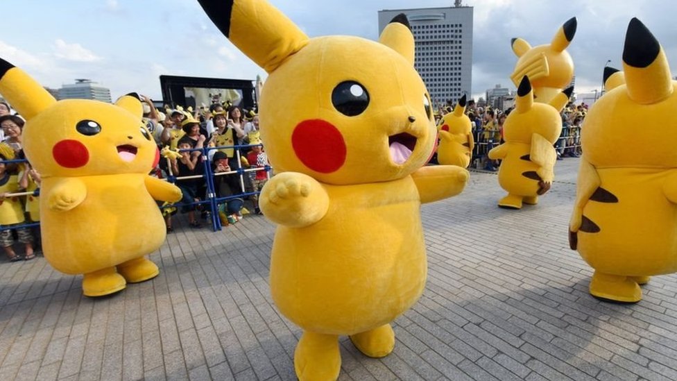 Festival en el que varias personas bailan disfrazadas como Pikachui, el más popular de los pokemones.