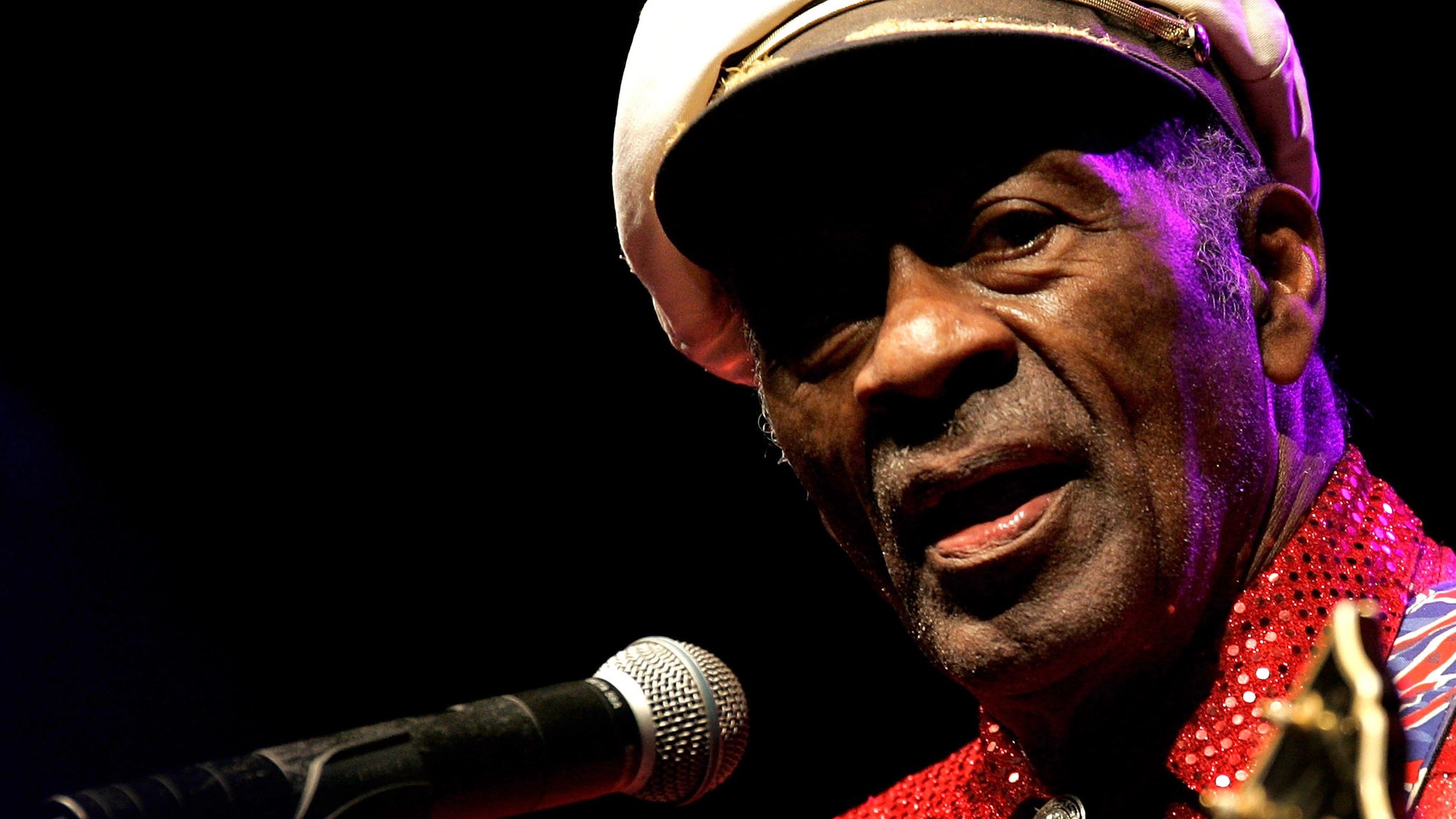 Rock and roll legend Chuck Berry dies aged 90 - BBC News