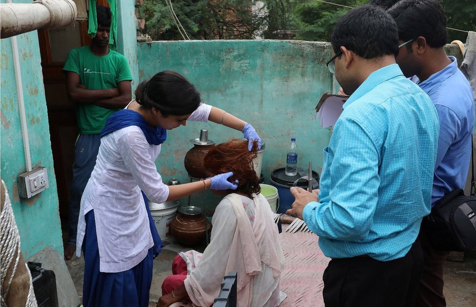 Ahli Forensic India mengamati rambut Omvati, korban berusia 50 tahun yang kepangannya dipotong seseorang yang tidak dikenal di kampung Kanganheri, pinggiran kota Delhi, India, 01 Agustus 2017.