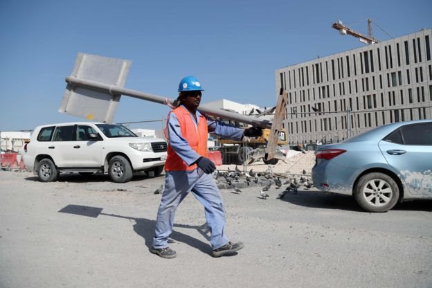 هناك مئات الاف العمال الاجانب يعملون في قطر