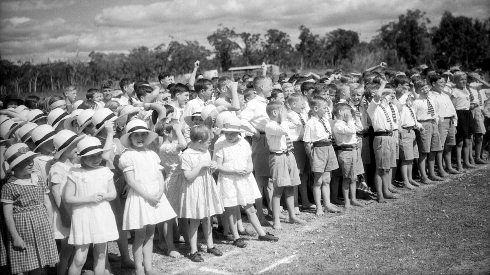 Niños en Pinjarra escuchan un discurso del duque de Gloucester.