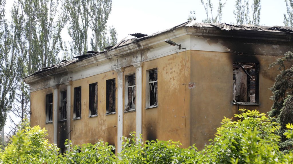 В Волгограде дерево рухнуло на жилой дом: обрушился фасад здания