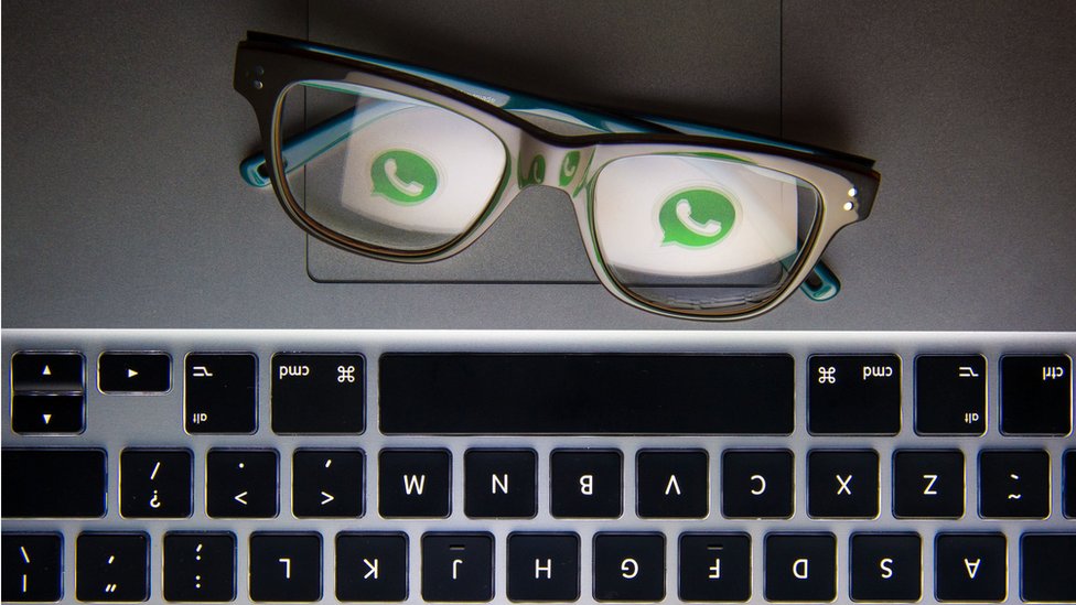Unos lentes con el ícono de WhatsApp