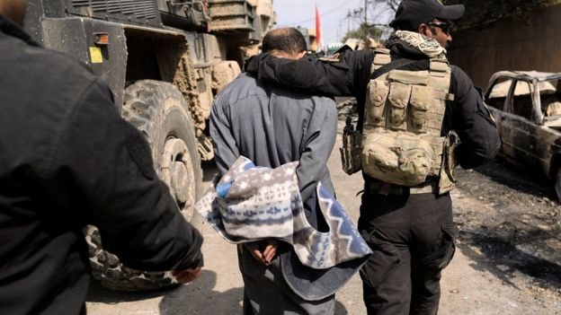 احتجزت القوات العراقية العديد من المشتبه بهم بالتعامل مع تنظيم الدولة