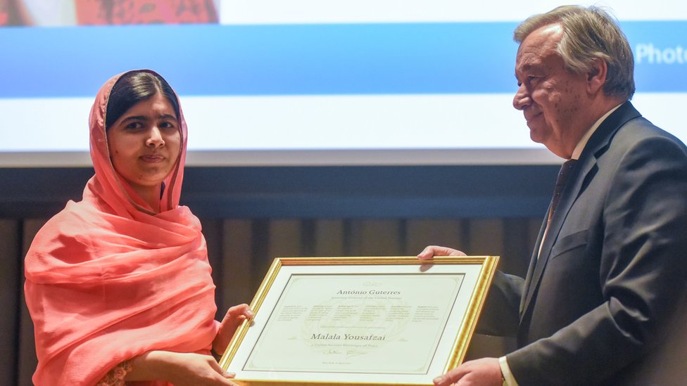 ملالا يوسف زاي تتسلم شهادة من أمين عام الأمم المتحدة كأصغر سفيرة سلام