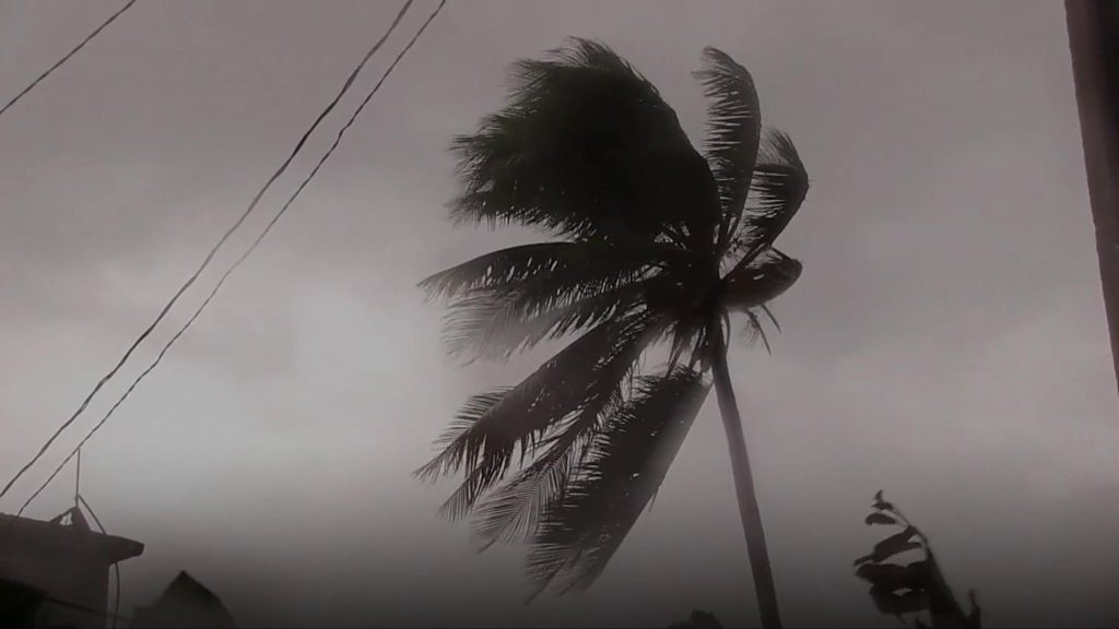 Hurricane Irma: Waves breach Cuba sea wall