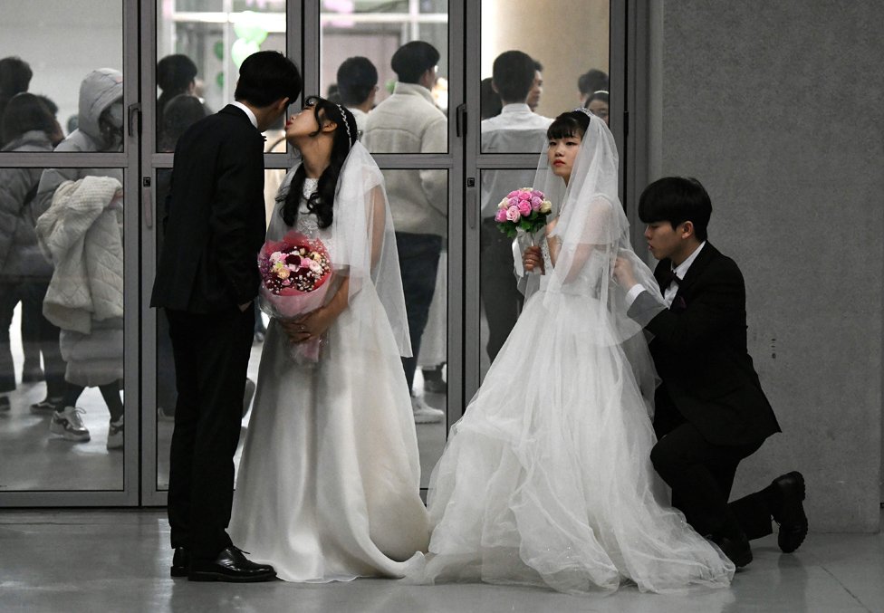 写真で見る】 新型ウイルス流行しても開催 韓国の合同結婚式 - BBCニュース