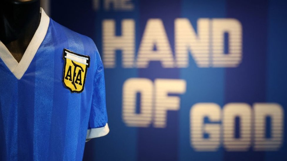 Maradona: 3 insólitas de camiseta de la "Mano de Dios" que vistió ante Inglaterra en 86 (y que se subastó por US$9,3 millones) - BBC News Mundo