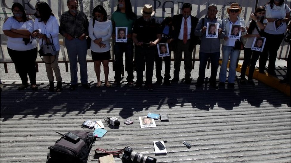Protesta de periodistas en la calle.