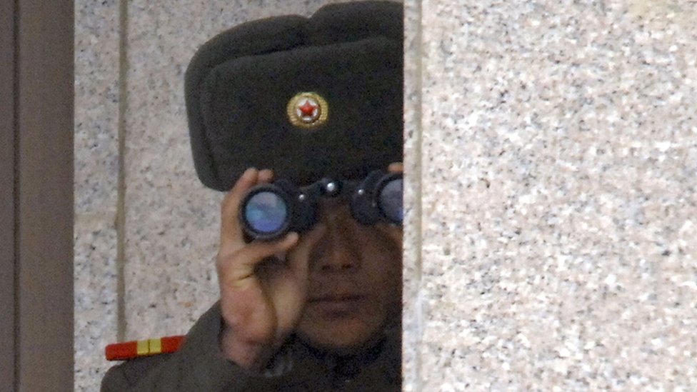Soldado norcoreano observa el Sur a través de la zona desmilitarizada