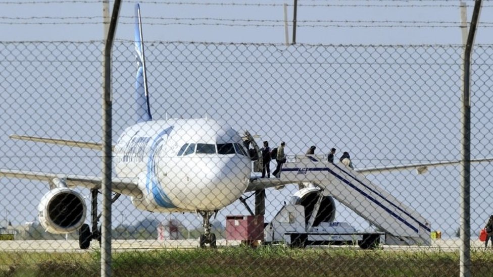 パリ発カイロ行のエジプト航空機 墜落と仏大統領 cニュース