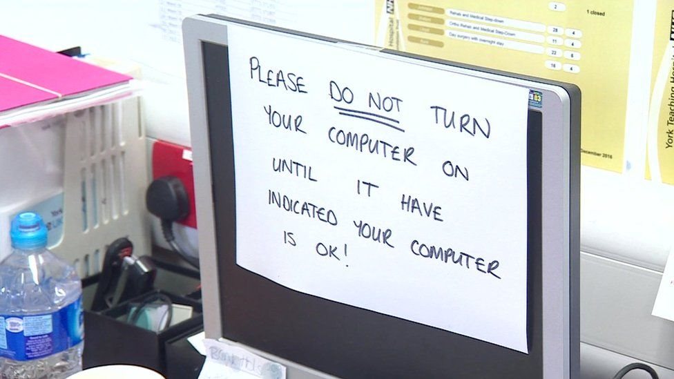 لافتة تحظر استخدام كمبيوتر تعرض لمشكلة أمنية