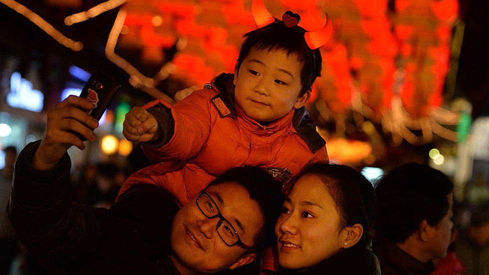 一個家庭在上海燈飾前自拍