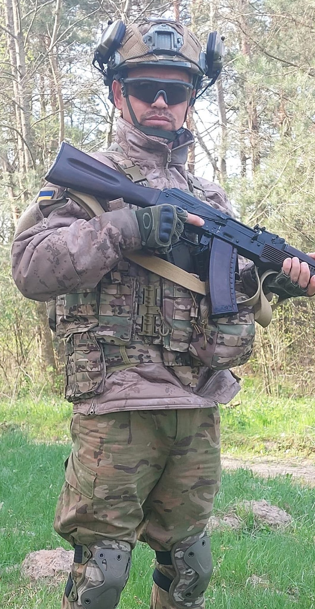 U tungi klubda oldimga keldi va meni sikdi.