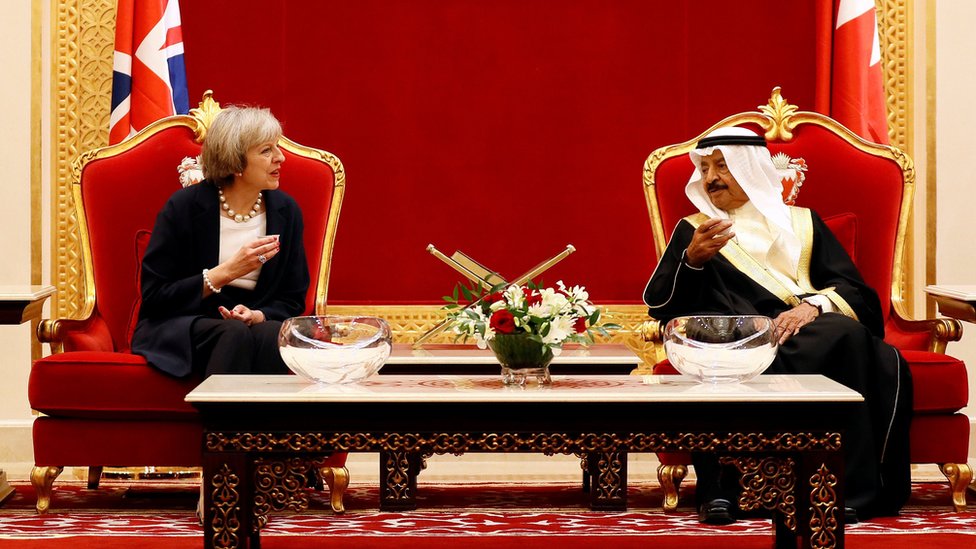 رئيسة الوزراء البريطانية تيريزا ماي ونظيرها البحريني خليفة بن سلمان آل خليفة