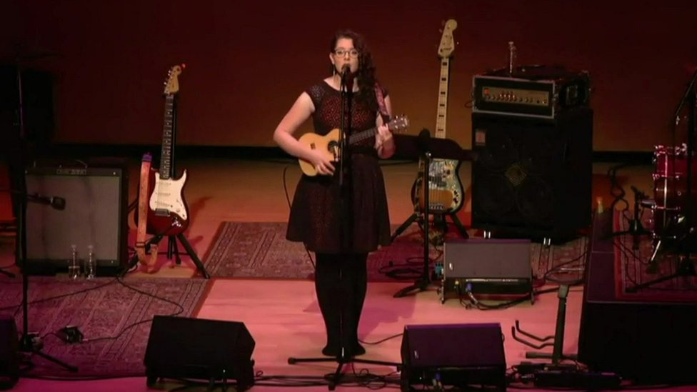 Mandy Harvey en el escenario con su ukelele