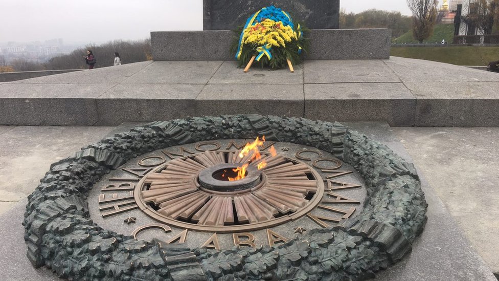 История одной фотографии. Мемориал «Вечный огонь» в Котовске возвели к 30-летию Великой Победы