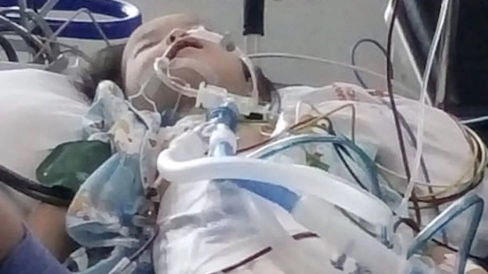 It uslubidagi yalangoch dumbalarning yaqindan suratlari Orta asrlar haqidagi erotik filmlar: syujet