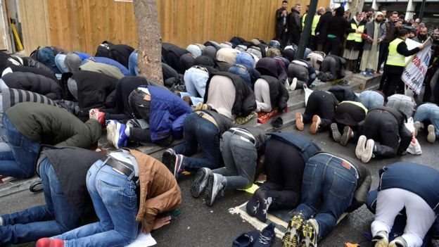 مصلون مسلمون في باريس