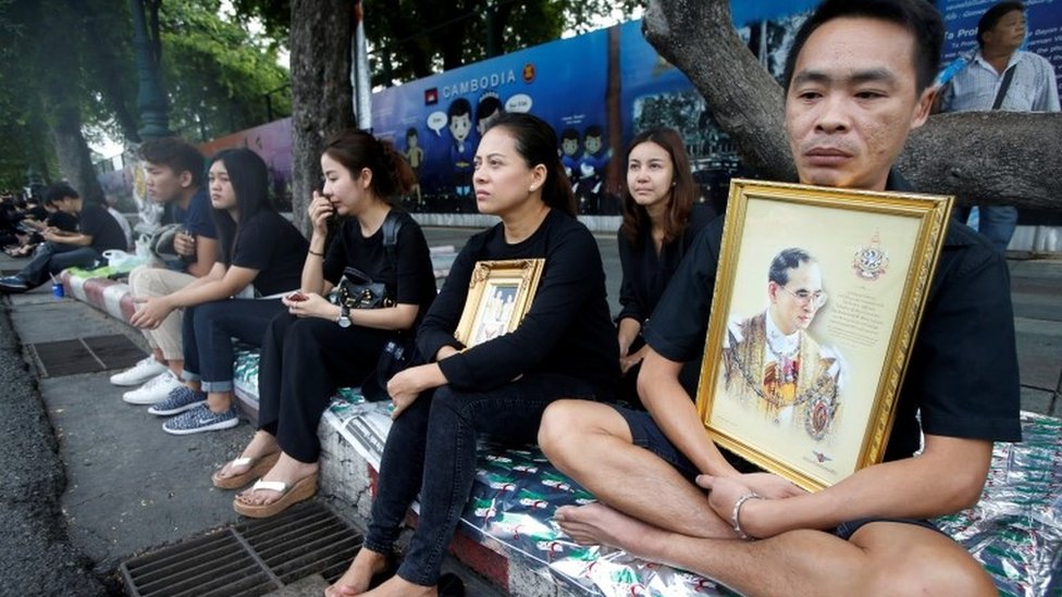 プミポン国王　新聞　タイ　バンコク _91887021_thailandbhumibolwith