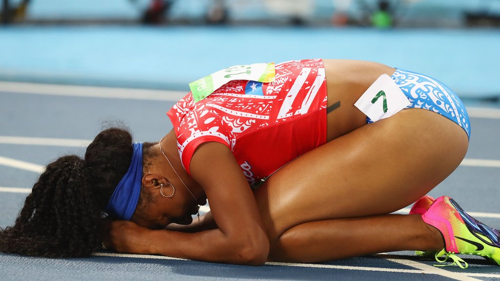 Watch: Hurdles heartbreak for Camacho-Quinn