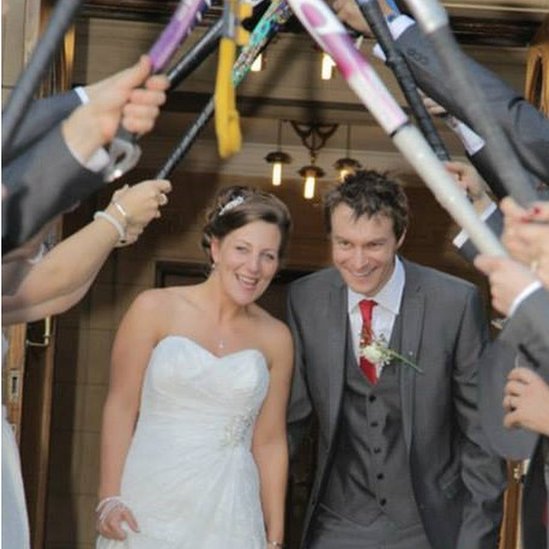 Sally y Jamie durante su boda