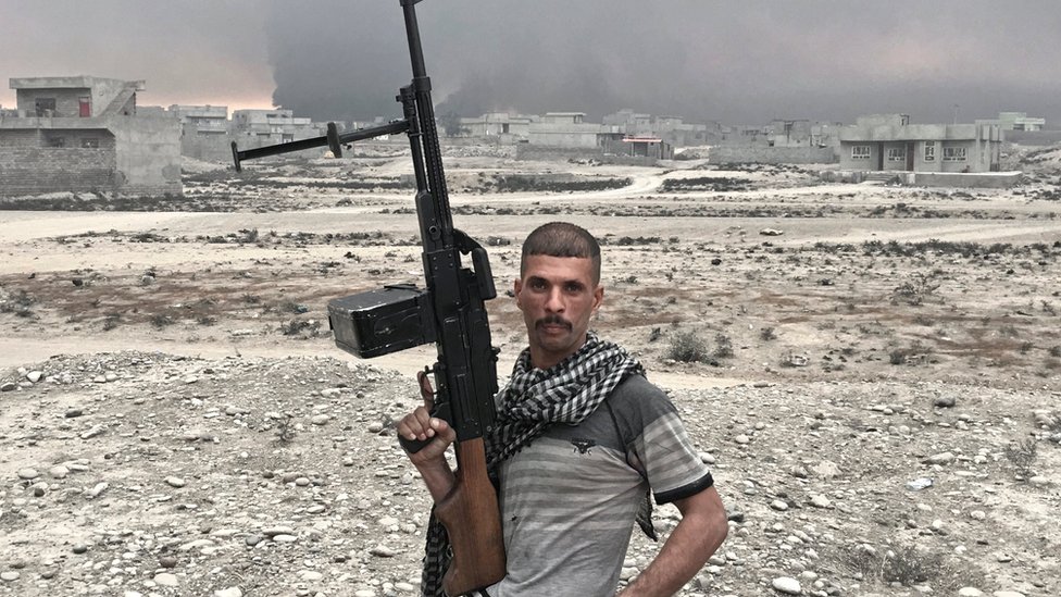 حيدر حسين، 20 عاما، في ضواحي القيارة، ضمن القوات المشاركة في تحرير مدينة الموصل وضواحيها