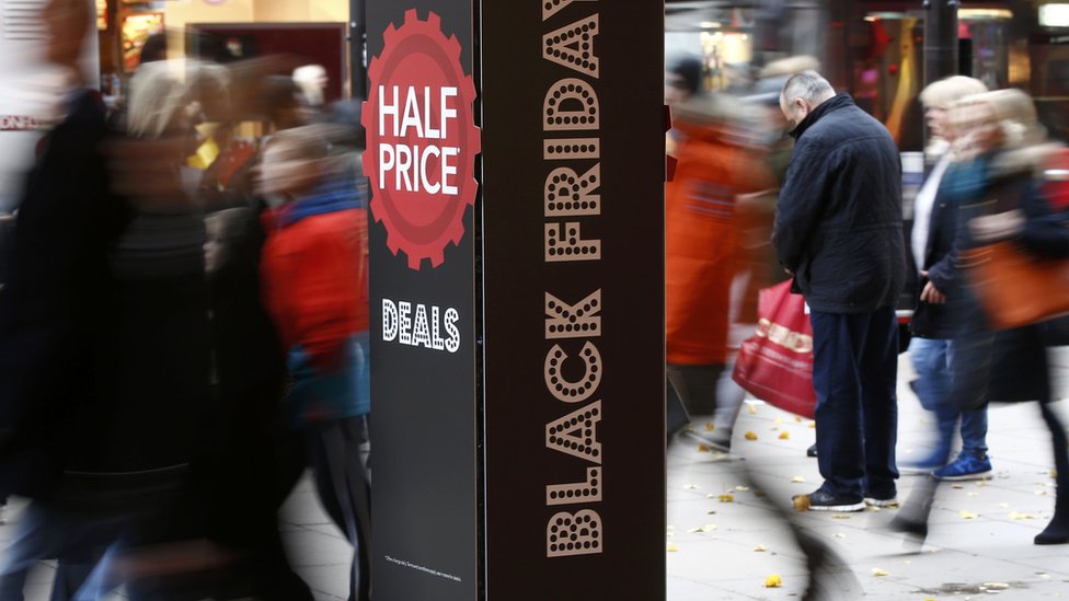 Compradores en el Black Friday