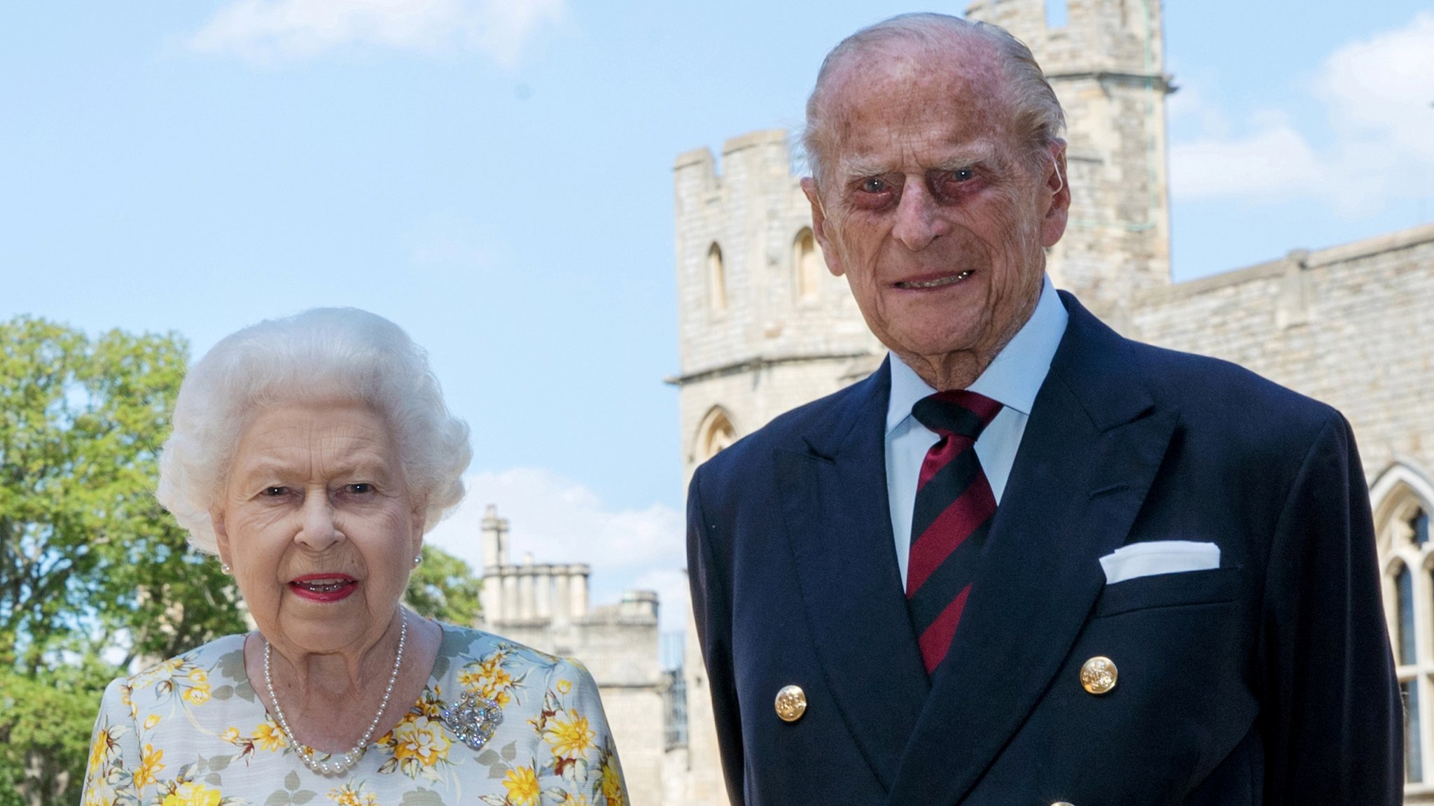 Фото: королева Елизавета II и ее супруг принц Филипп в Виндзоре - BBC News Русская служба