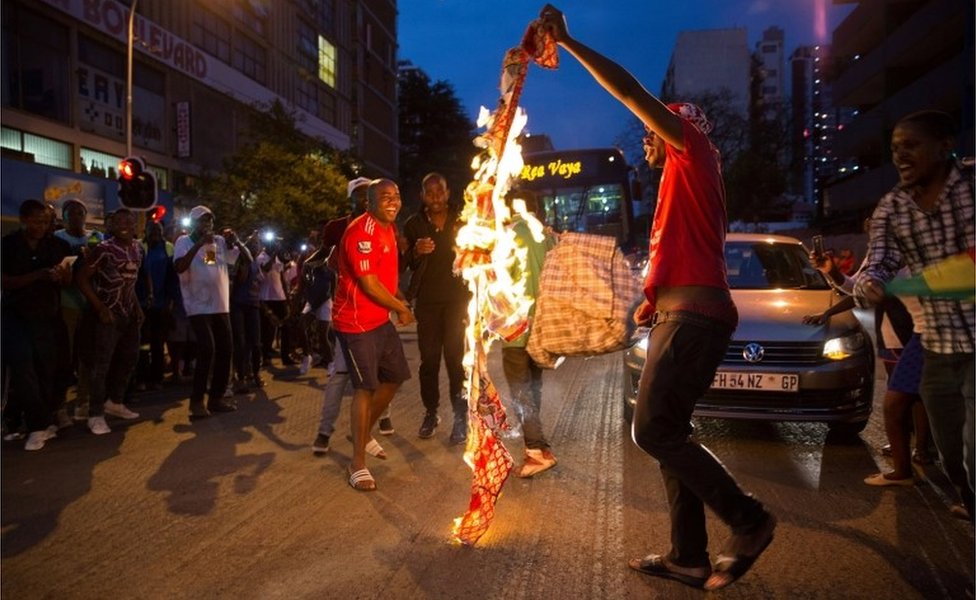 عندما استقال موغابي، اندلعت احتفالات بين الزيمبابويين في مختلف أنحاء العالم بما في ذلك في جنوب أفريقيا حيث أحرقوا لافتات تحمل صورته...