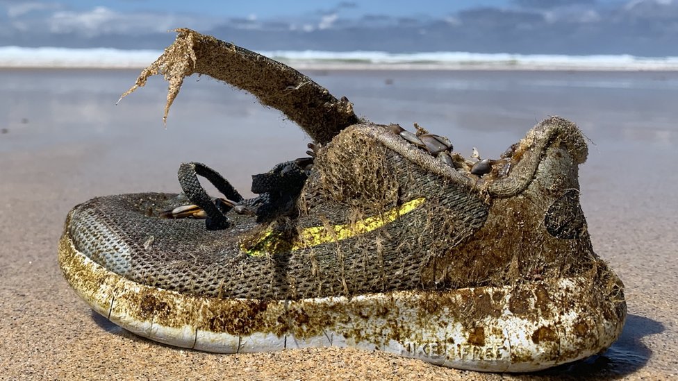 Por qué cientos de zapatos deportivos están en playas desde las Bahamas hasta Escocia? - News Mundo
