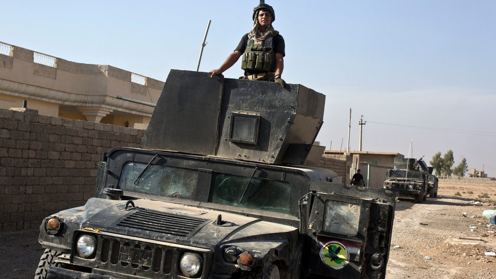 مقاتل من القوات الخاصة العراقية في عربة مصفحة