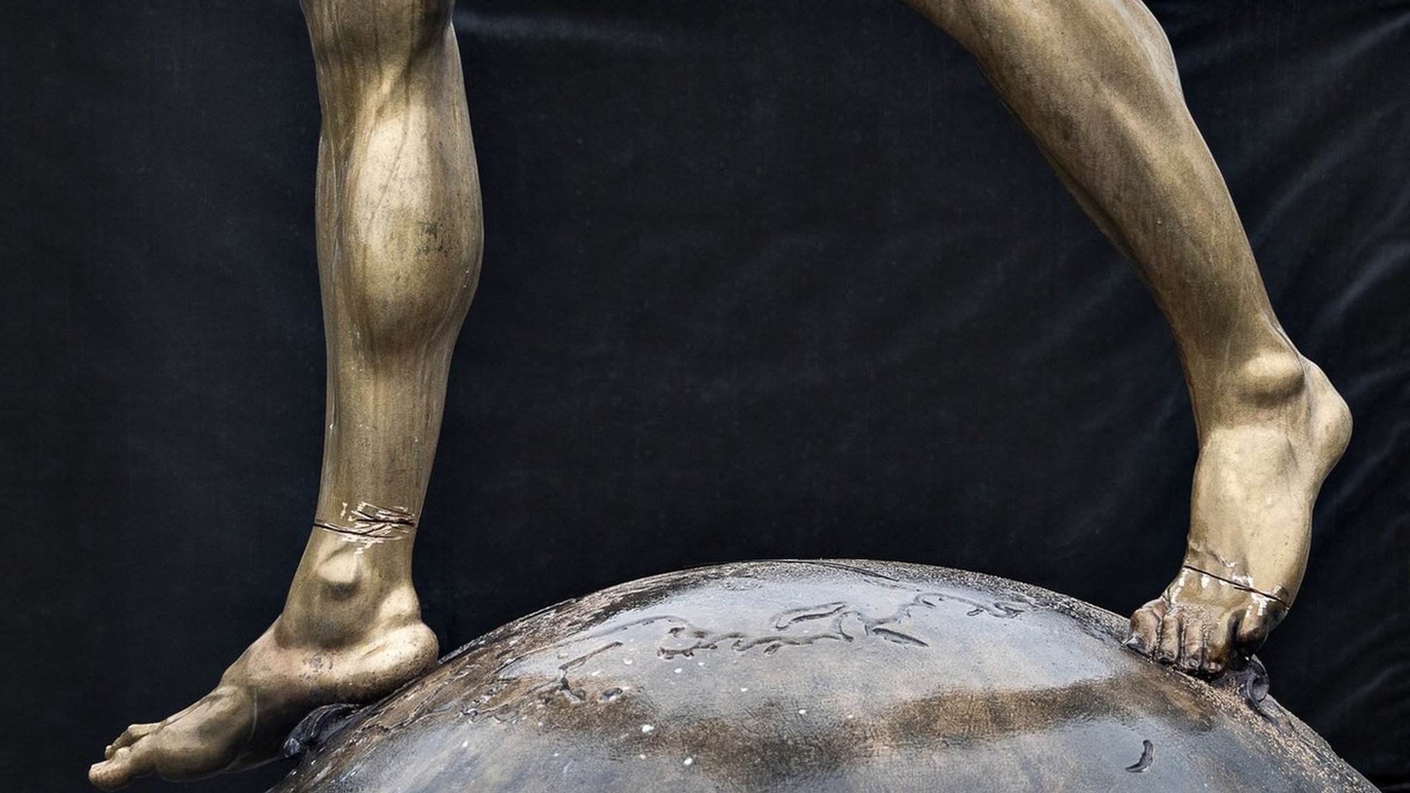 Zlatan Ibrahimovic statue: Vandals try to saw through feet - BBC Sport