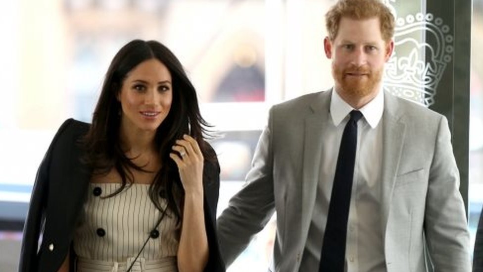 برطانیہ کا شاہی خاندان: شہزادہ ہیری اور ان کی اہلیہ میگھن شاہی خطابات اور  فرائض سے دستبردار ہو گئے - BBC News اردو