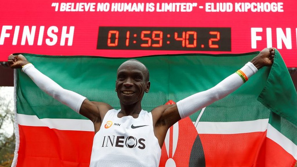 Элиуд Кипчоге стал первым человеком, пробежавшим марафон меньше чем за два  часа - BBC News Русская служба