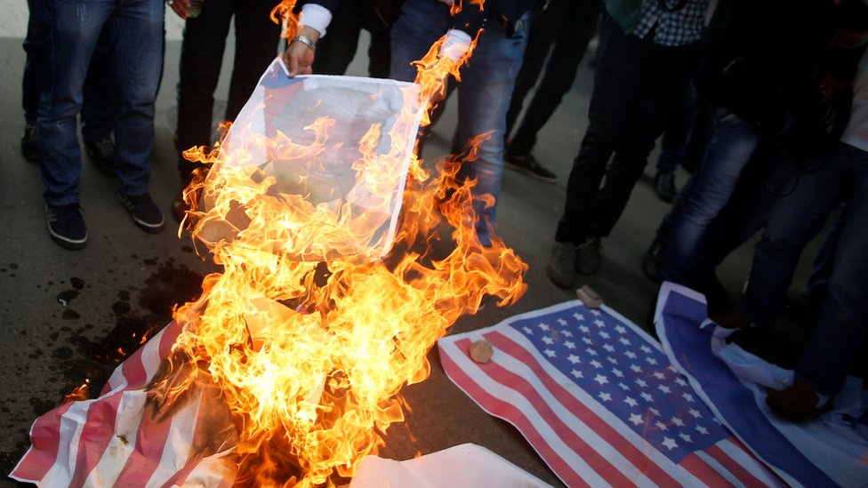 محتجون فلسطينيون يحرقون العلم الأمريكي في غزة