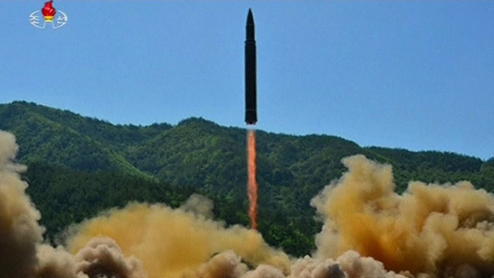 Foto divulgada por la TV de Corea del Norte mostrando el lanzamiento de un misil de largo alcance.