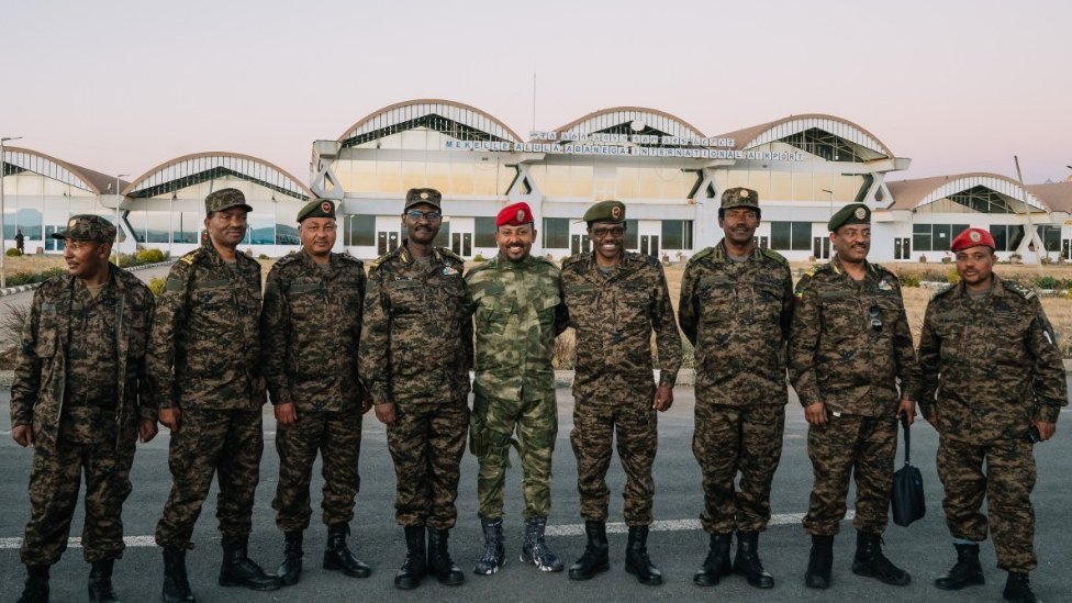 Porno cuckold ayol hukmronligi Salqin sargish Shula Styles ozining teshiklarida qora xorozni his qiladi