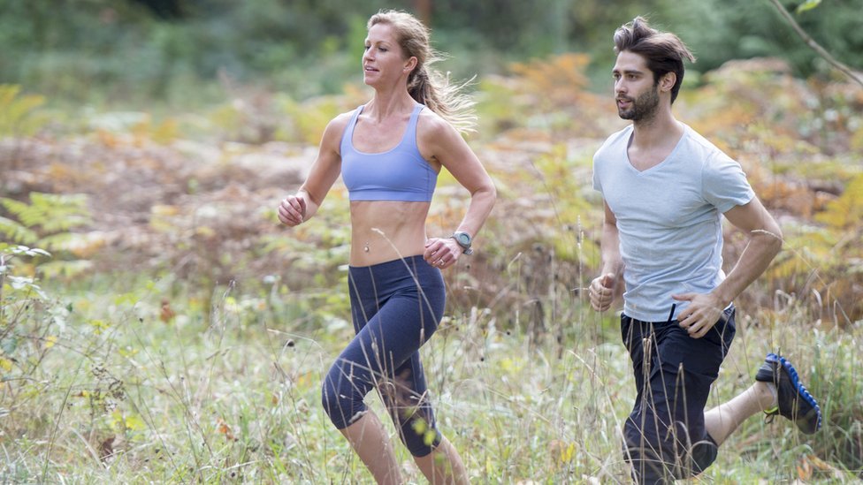 Pareja corriendo