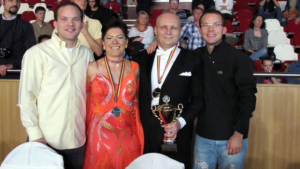 La pareja, fotografiada aquí con sus hijos, es campeona nacional de bailes de salón.