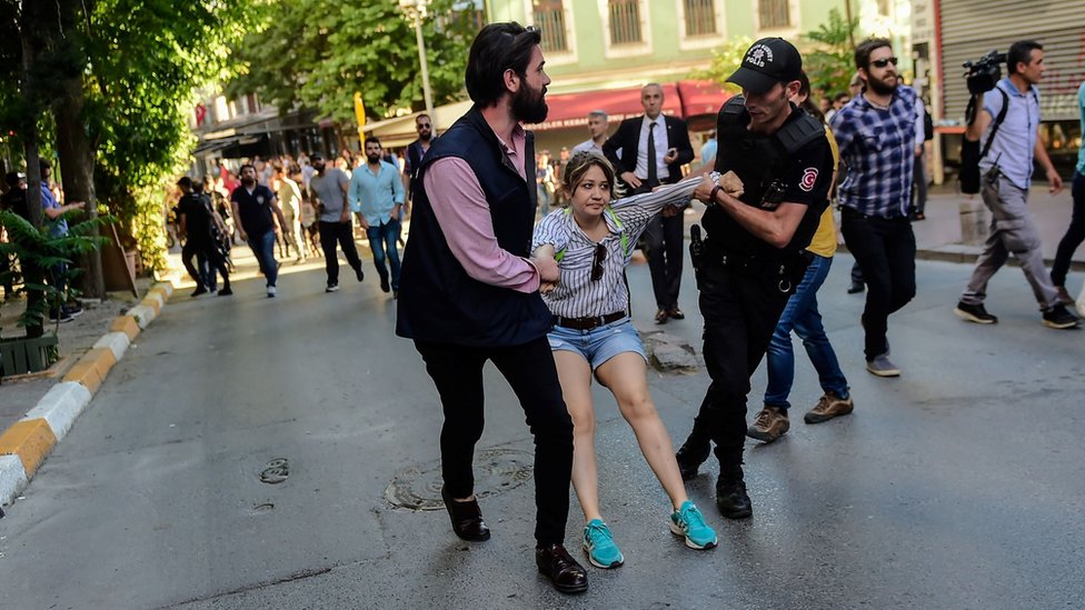 Tankado pantyhose porno ofisida sodir boldi Porno santexnik va bodring