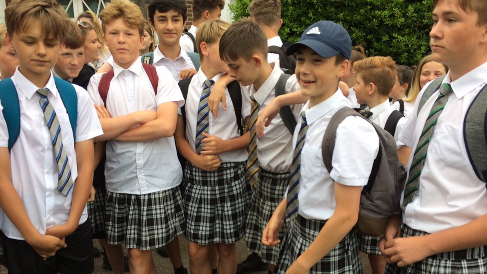 Jóvenes protestan en su escuela vestidos con faldas