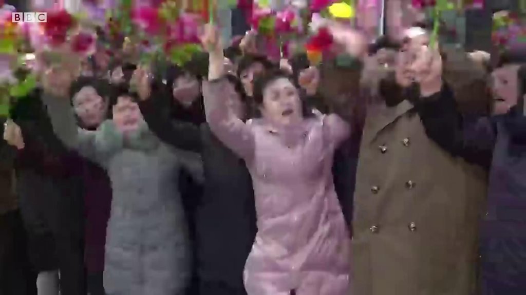 北朝鮮の金委員長、午前3時の帰国 国営放送が伝えた大歓迎 - BBCニュース