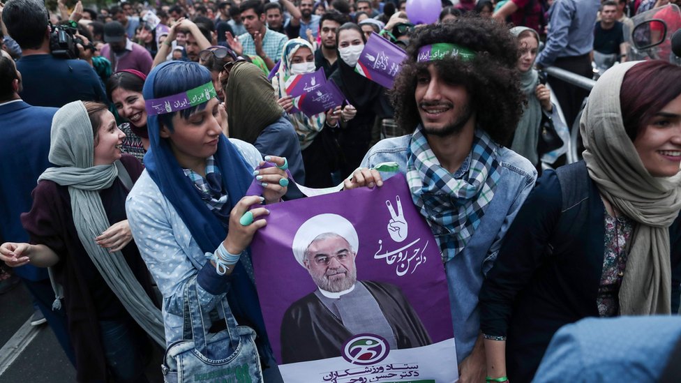 احتفال أنصار روحاني بفوزه في الانتخابات