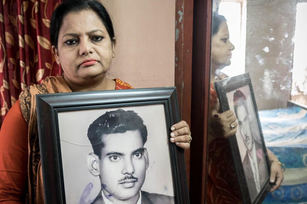 Suraya Parveen con una foto de su padre (Foto: Amirul Rajiv)
