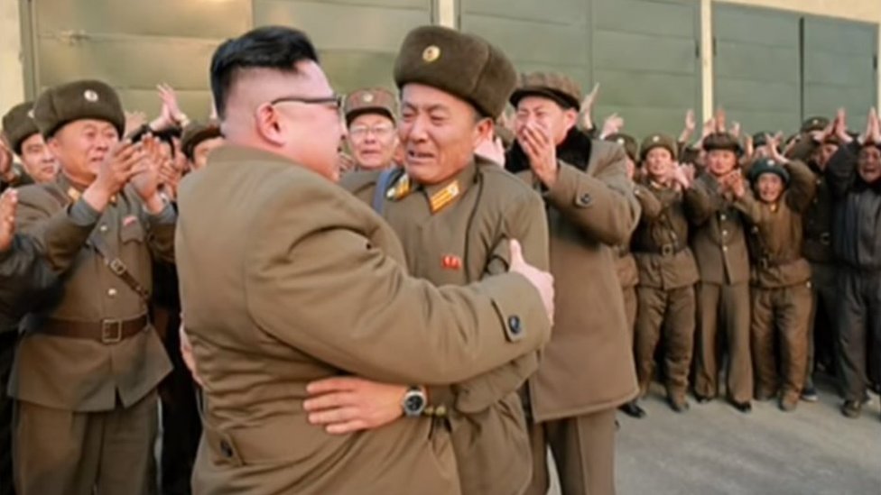 Foto de Kim Jong-un abrazando a un militar el 19 de marzo de 2017
