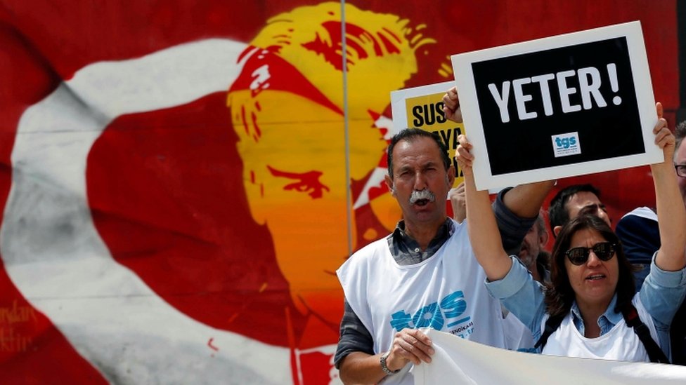 أعضاء في اتحاد الصحفيين الأتراك يتظاهرون ضد أردوغان في اسطنبول