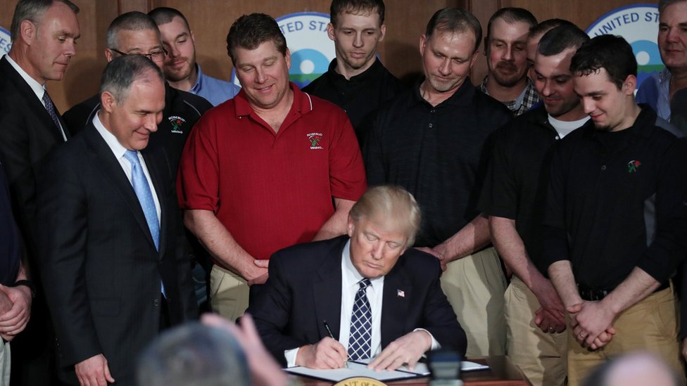 Donald Trump firma la orden ejecutiva.